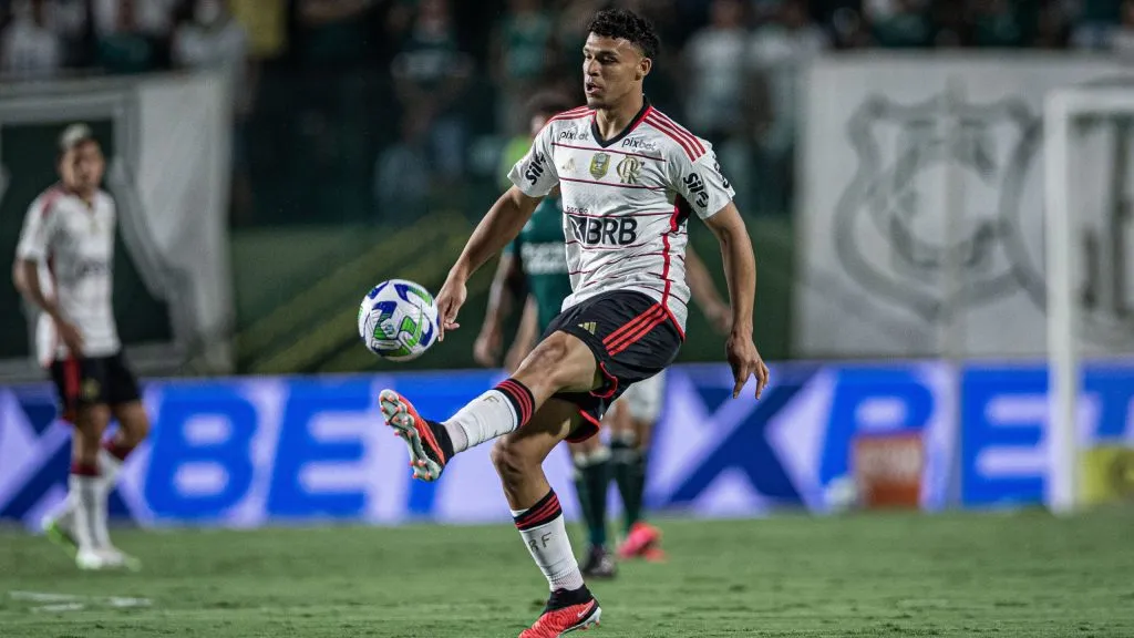Victor Hugo jogador do Flamengo durante partida contra o Goias no estadio Serrinha pelo campeonato Brasileiro A 2023. Foto: Isabela Azine/AGIF