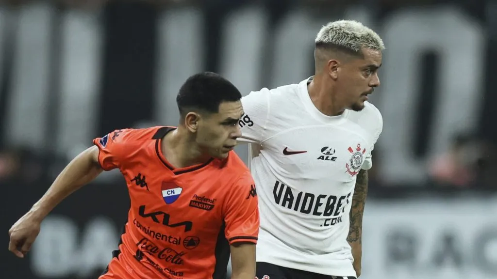 Foto: Alexandre Schneider/Getty Images – Gustavo Caballero durante jogo do Nacional contra o Corinthians na Neo Química, em São Paulo.