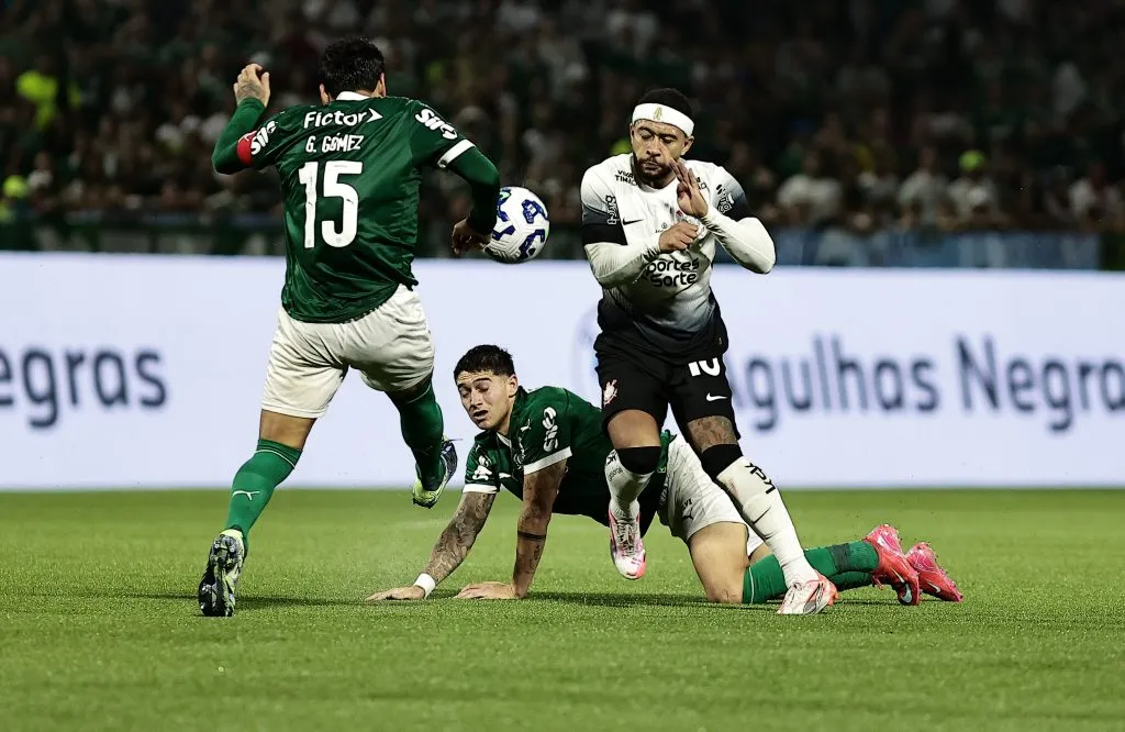 Memphis Depay jogador do Corinthians diante do Palmeiras – Foto: Fabio Giannelli/AGIF