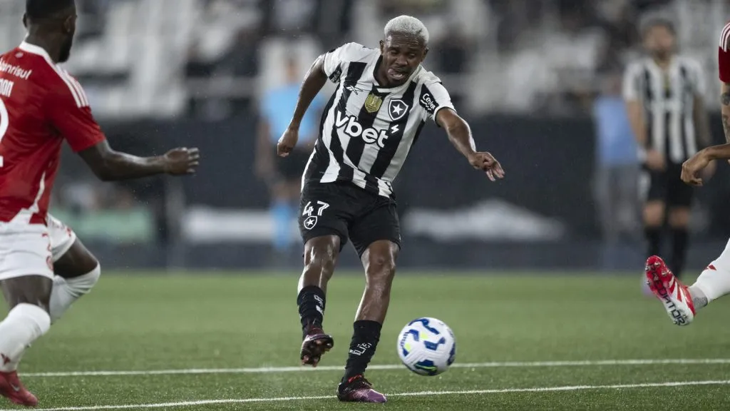 Jeffinho jogador do Botafogo durante partida contra o Internacional no estádio Engenhão pelo campeonato Brasileiro A 2025. Foto: Jorge Rodrigues/AGIF
