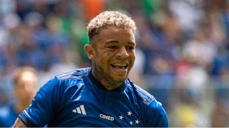 Rafael Bilu em campo com a camisa do Cruzeiro.