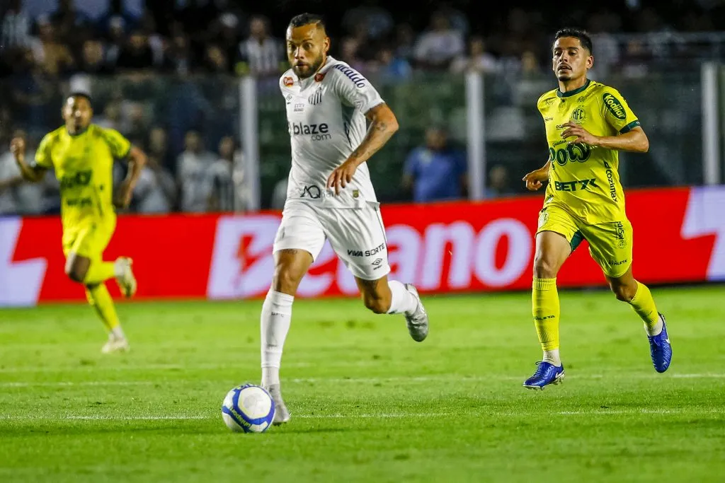 Guilherme jogador do Santos durante partida contra o Mirassol – Foto: Marco Miatelo/AGIF