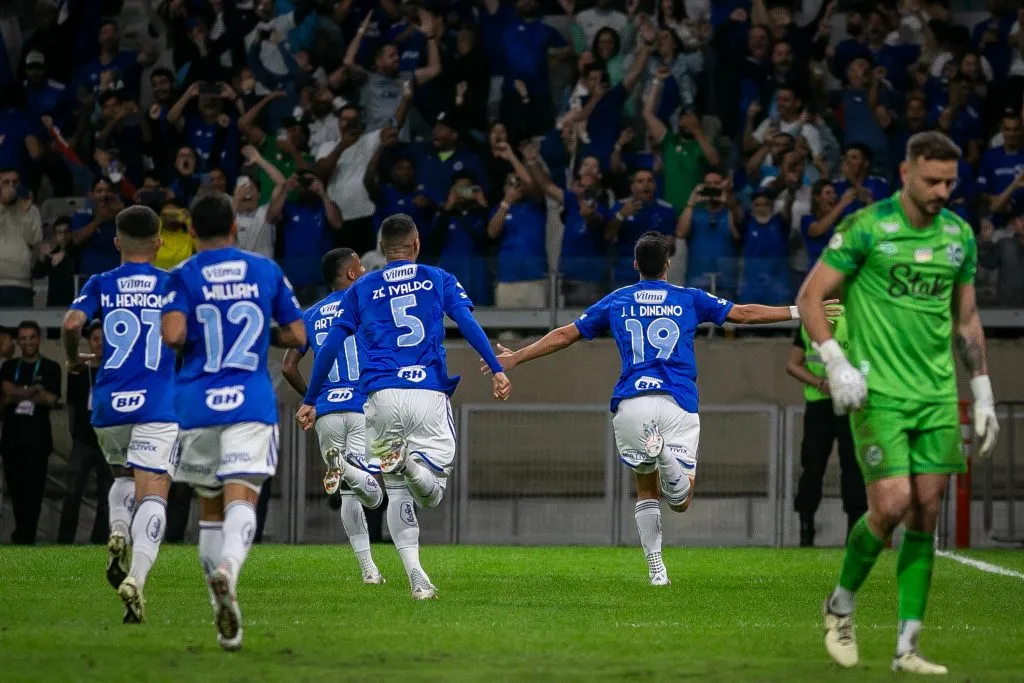 Jogador do Cruzeiro comemora seu gol durante partida contra o Juventude no estadio Mineirao pelo campeonato Brasileiro A 2024. Foto: Fernando Moreno/AGIF