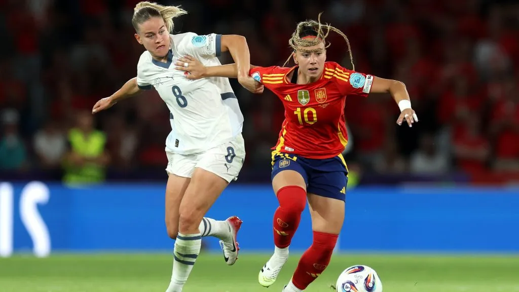 BERN, SWITZERLAND – JULY 18: Athenea del Castillo of Spain runs with the ball whilst under pressure from Nadine Riesen of Switzerland before scoring her team’s first goal during the UEFA Women’s EURO 2025 Quarter-Final match between Spain v Switzerland at Stadion Wankdorf on July 18, 2025 in Bern, Switzerland. (Photo by Alexander Hassenstein/Getty Images)