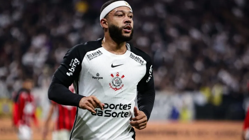Memphis Depay, jogador do Corinthians, durante partida contra o Vitoria no estadio Arena Corinthians pelo campeonato Brasileiro A 2025. Foto: Fabio Giannelli/AGIF