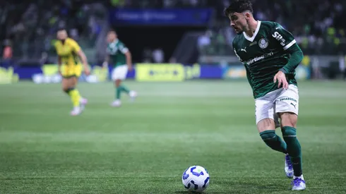 Piquerez, jogador do Palmeiras, durante partida contra o Mirassol no estadio Arena Allianz Parque pelo campeonato Brasileiro A 2025. Foto: Ettore Chiereguini/AGIF