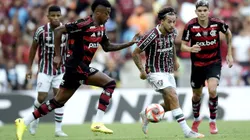 Guga, jogador do Fluminense, disputa lance com Bruno Henrique, jogador do Flamengo, durante partida no Maracanã pelo campeonato Carioca 2025. Foto: Alexandre Loureiro/AGIF