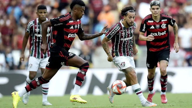 Guga, jogador do Fluminense, disputa lance com Bruno Henrique, jogador do Flamengo, durante partida no Maracanã pelo campeonato Carioca 2025. Foto: Alexandre Loureiro/AGIF
