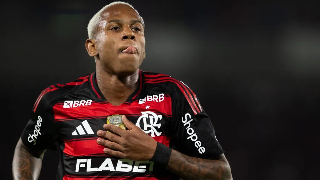 Wallace Yan jogador do Flamengo durante partida contra o Sao Paulo no estadio Maracana pelo campeonato Brasileiro A 2025. Foto: Jorge Rodrigues/AGIF