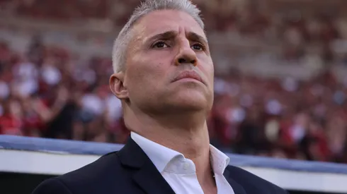 RIO DE JANEIRO, BRAZIL - JULY 12: Head coach Hernan Crespo of Sao Paulo looks on prior to the match between Flamengo and São Paulo as part of Brasileirao 2025 at Maracana Stadium on July 12, 2025 in Rio de Janeiro, Brazil. (Photo by Wagner Meier/Getty Images)