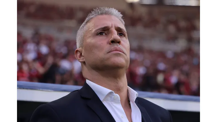 RIO DE JANEIRO, BRAZIL - JULY 12: Head coach Hernan Crespo of Sao Paulo looks on prior to the match between Flamengo and São Paulo as part of Brasileirao 2025 at Maracana Stadium on July 12, 2025 in Rio de Janeiro, Brazil. (Photo by Wagner Meier/Getty Images)