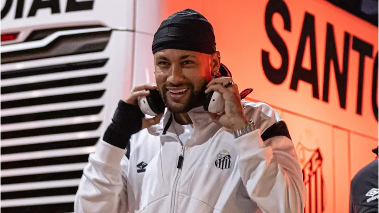 Neymar durante chegada a cidade de Mirassol