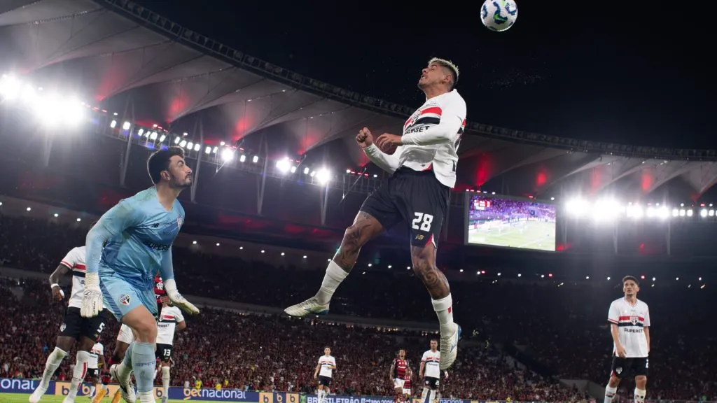 Rafael goleiro do Sao Paulo e Alan Franco jogador da sua equipe durante partida contra o Flamengo no estadio Maracana pelo campeonato Brasileiro A 2025. Foto: Jorge Rodrigues/AGIF