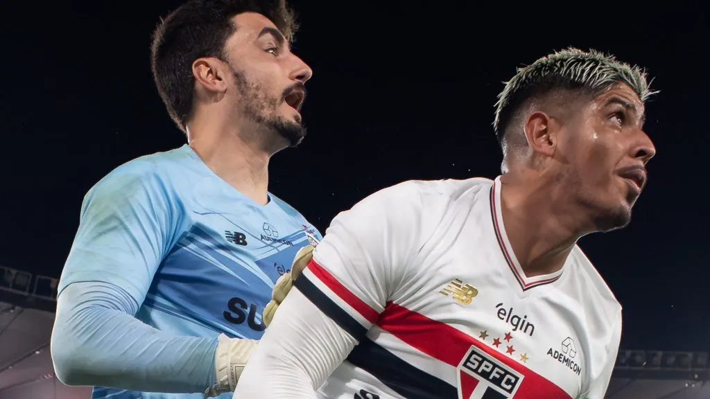 Rafael goleiro do Sao Paulo e Alan Franco jogador da sua equipe durante partida contra o Flamengo no estadio Maracana pelo campeonato Brasileiro A 2025. Foto: Jorge Rodrigues/AGIF