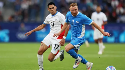 Gustavo Caballero (de branco), atacante de 22 anos, será o novo reforço do Peixe para a temporada - Foto: Hitij/Getty Images
