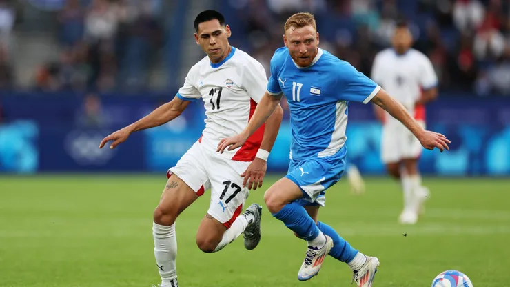 Gustavo Caballero (de branco), atacante de 22 anos, será o novo reforço do Peixe para a temporada - Foto: Hitij/Getty Images