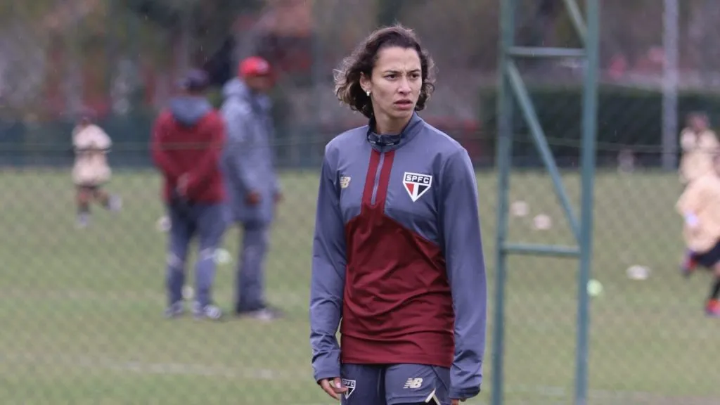 Jogadora do São Paulo em treinamento