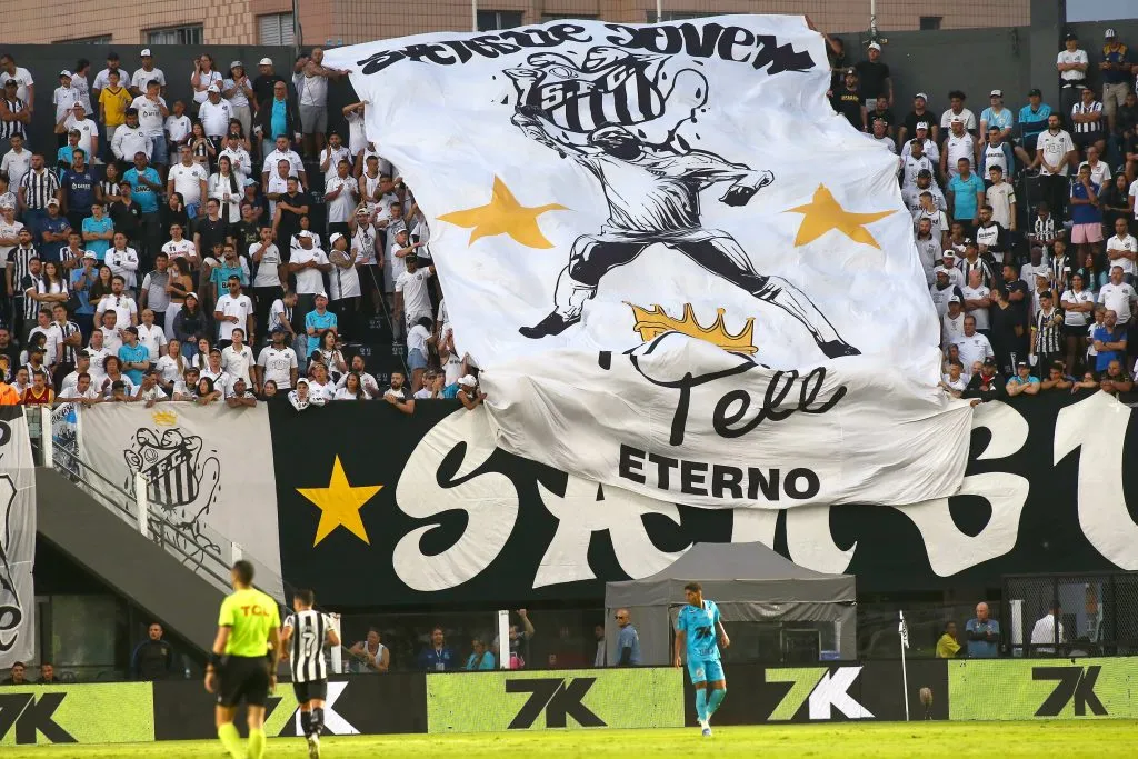 SP – SANTOS – 01/06/2025 – BRASILEIRO A 2025, SANTOS X BOTAFOGO – Torcida do Santos durante partida contra Botafogo no estadio Vila Belmiro pelo campeonato Brasileiro A 2025. Foto: Mauricio De Souza/AGIF