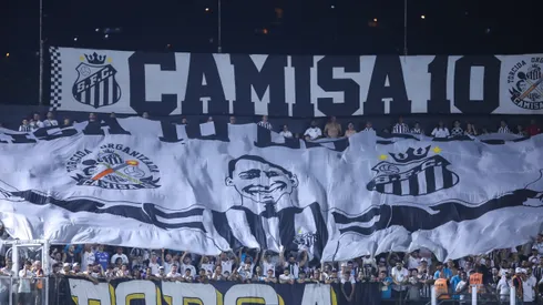 Torcida do Santos exige seriedade contra o Mirassol pelo Brasileirão. Foto: Reinaldo Campos/AGIF
