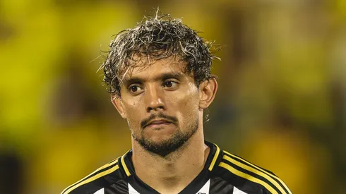 Scarpa durante partida do Galo contra o Bucaramanga (COL)