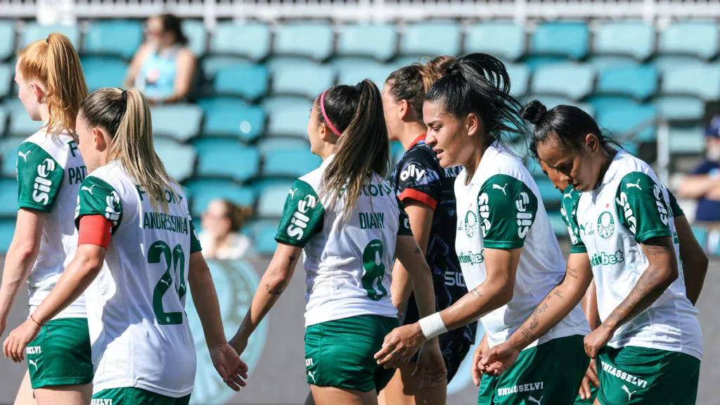 Elenco feminino do Palmeiras em campo 