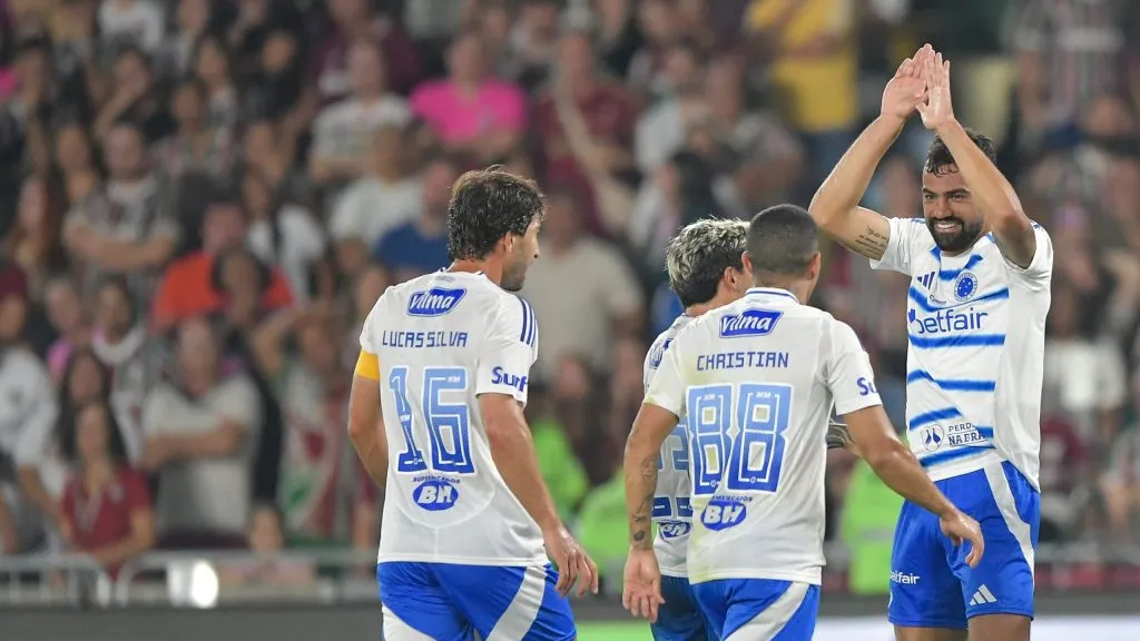Jogadores do Cruzeiro comemoram gol anotado diante do Fluminense. Foto: Thiago Ribeiro/AGIF.