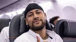 Neymar durante o embarque do time para encarar o Mirassol