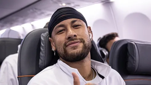 Neymar durante o embarque do time para encarar o Mirassol