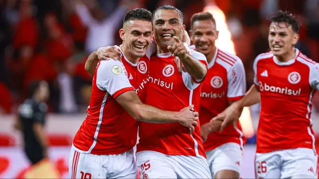 Gabriel Mercado jogador do Internacional comemora seu gol com Rafael Borré jogador da sua equipe durante partida contra o Cuiabá no estádio Beira-Rio pelo campeonato Brasileiro A 2024. Foto: Maxi Franzoi/AGIF