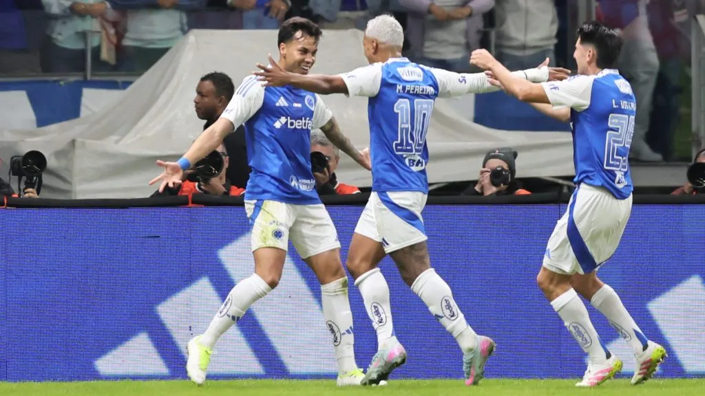 Atletas do Cruzeiro comemorando gol. Foto: Gilson Lobo/AGIF
