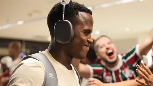 Jhon Arias conversando com a torcida na chegada para seu último jogo pelo Fluminense. Foto: Marina Garcia/FFC