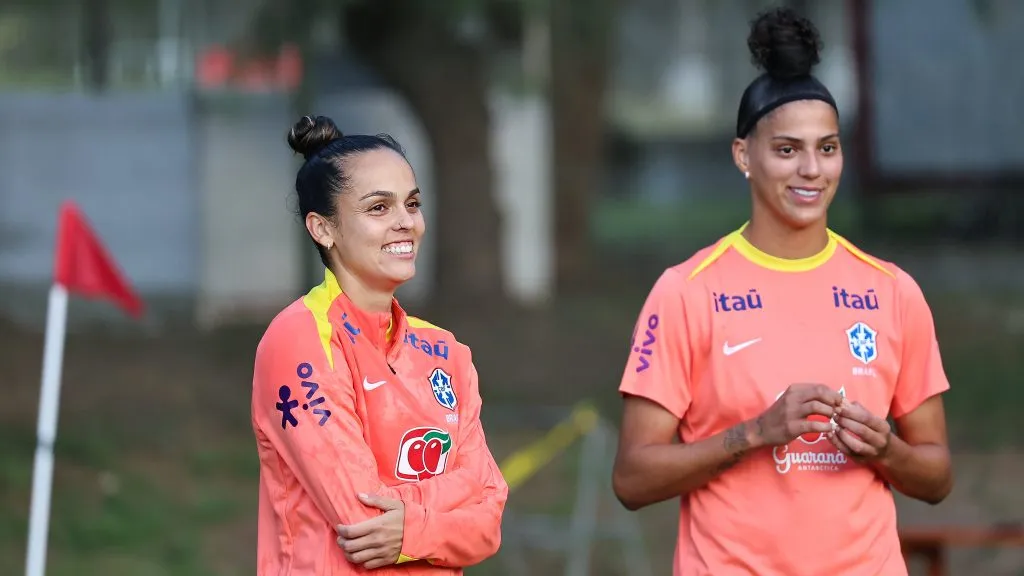 Gabi Portilho e Amanda Gutierres em preparação da Seleção Brasileira Feminina