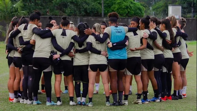 Elenco feminino do Criciúma em treinamento
