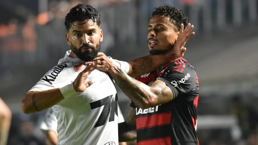 SP – SANTOS – 16/07/2025 – BRASILEIRO A 2025, SANTOS X FLAMENGO – Tomas Rincon jogador do Santos disputa lance com  Allan jogador do Flamengo durante partida no estadio Vila Belmiro pelo campeonato Brasileiro A 2025. Foto: Jota Erre/AGIF