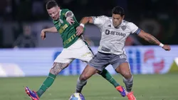 Moreno jogador do Palmeiras disputa lance com Hulk - Foto: Ettore Chiereguini/AGIF