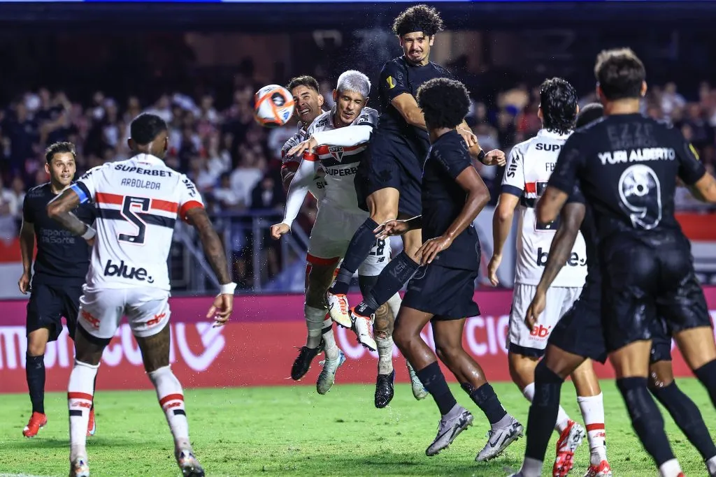 Alan Franco jogador do São Paulo disputa lance com André Ramalho jogador do Corinthians – Foto: Marcello Zambrana/AGIF