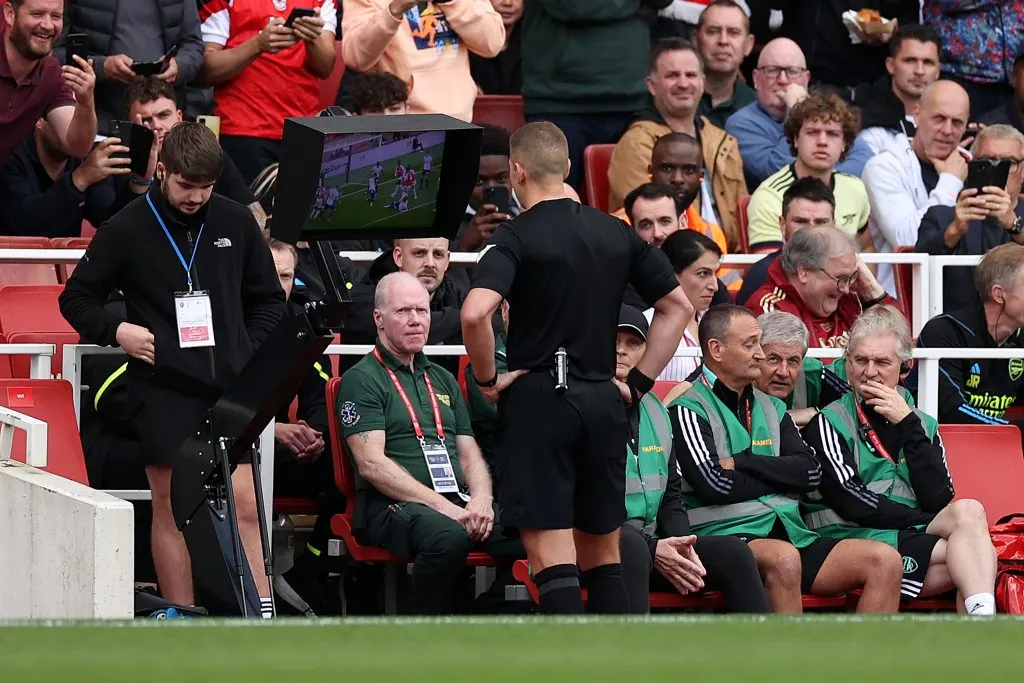 Com a nova proposta, o VAR também poderia atuar em casos de segundo amarelo e escanteios erroneamente assinalados. Photo by Ryan Pierse/Getty Images)