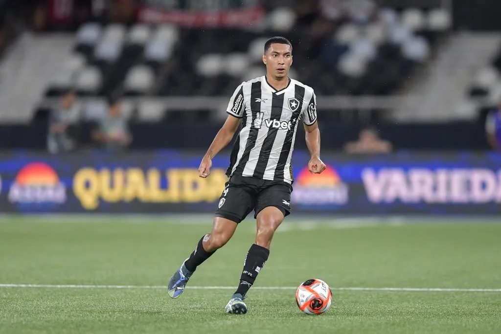 RJ – RIO DE JANEIRO – 14/01/2025 – CARIOCA 2025, BOTAFOGO X PORTUGUESA RIO – Serafim jogador do Botafogo durante partida contra o Portuguesa Rio no estadio Engenhao pelo campeonato Carioca 2025. Foto: Thiago Ribeiro/AGIF