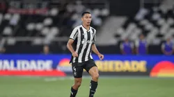 Serafim jogador do Botafogo durante partida contra o Portuguesa Rio no estadio Engenhao pelo campeonato Carioca 2025. Foto: Thiago Ribeiro/AGIF