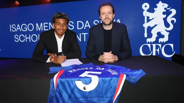 Isago da Silva assina contrato para bolsa de estudos dentro do Chelsea — Foto: Chelsea/Divulgação
