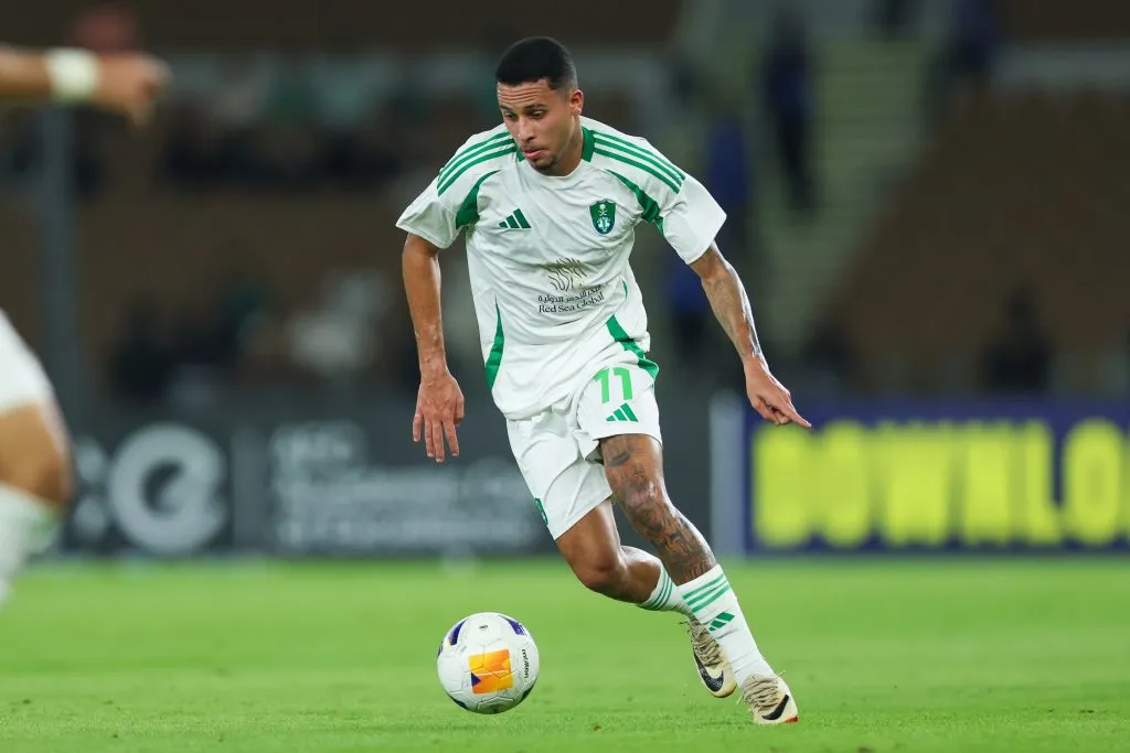 Alexander em campo pelo Al Ahli. (Photo by Yasser Bakhsh/Getty Images)