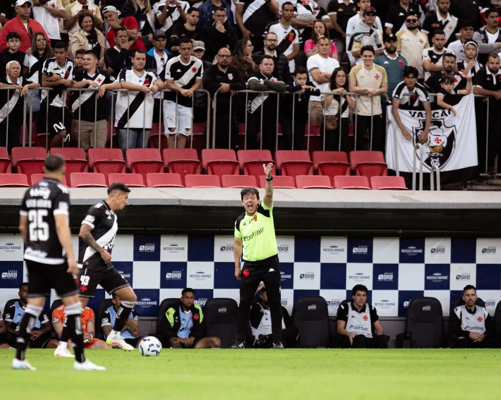 DF – BRASILIA – 12/07/2025 – BRASILEIRO A 2025, VASCO X BOTAFOGO – FERNANDO DINIZ tecnico do Vasco durante partida contra o Botafogo no estadio Mane Garrincha pelo campeonato Brasileiro A 2025. Foto: Mateus Dutra/AGIF