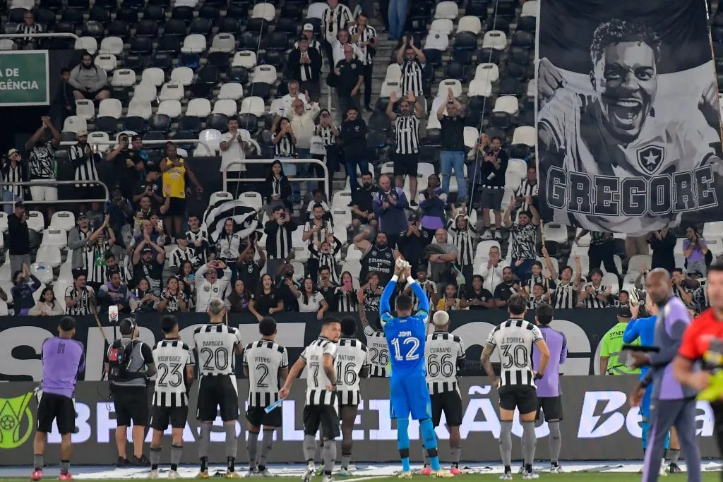 Torcida do Botafogo faz homenagem ao jogador Gregore no final da partida contra Vitoria – Foto: Thiago Ribeiro/AGIF