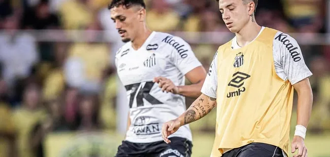 Pituca e Barreal durante aquecimento do Santos para o duelo contra o Mirassol no Maião. Foto: Raul Barreta/Santos FC