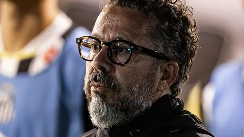 Cléber Xavier segue no comando do Santos.