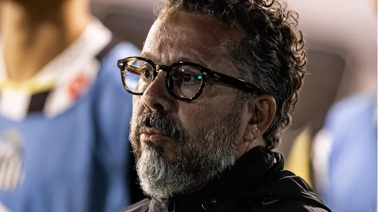 Cléber Xavier segue no comando do Santos.