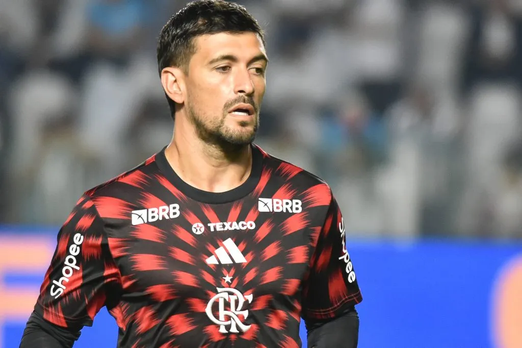 SP – SANTOS – 16/07/2025 – BRASILEIRO A 2025, SANTOS X FLAMENGO – De Arrascaeta jogador do Flamengo durante aquecimento antes da partida contra o Santos no estadio Vila Belmiro pelo campeonato Brasileiro A 2025. Foto: Jota Erre/AGIF