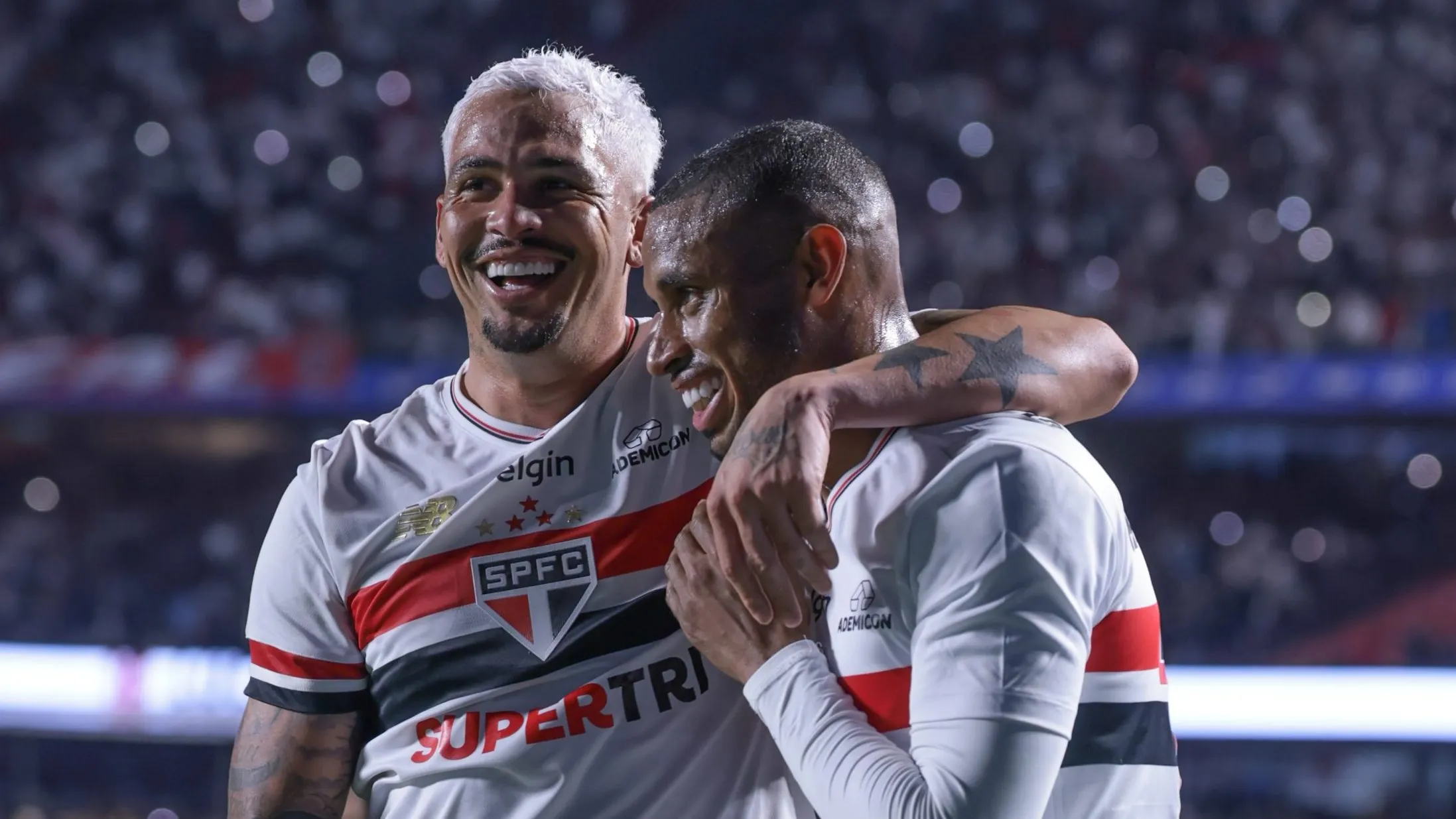 SP – SAO PAULO – 19/07/2025 – BRASILEIRO A 2025, SAO PAULO X CORINTHIANS – Luciano jogador do Sao Paulo comemora seu gol com Andre Silva jogador da sua equipe durante partida contra o Corinthians no estadio Morumbi pelo campeonato Brasileiro A 2025. Foto: Marcello Zambrana/AGIF