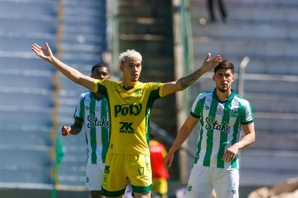 RS – CAXIAS DO SUL – 20/04/2025 – BRASILEIRO A 2025, JUVENTUDE X MIRASSOL – Cristian jogador do Mirassol reclama com a arbitragem durante partida contra o Juventude no estAdio Alfredo Jaconi pelo campeonato Brasileiro A 2025. Foto: Luiz Erbes/AGIF