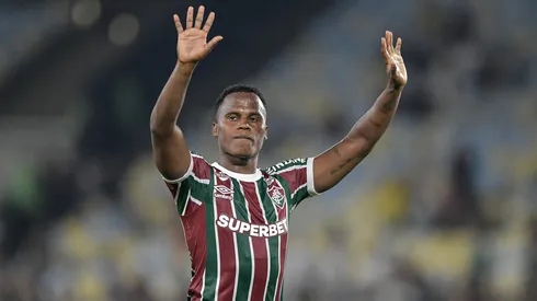 Jhon Arias se despedindo do Fluminense no Maracanã - Foto: Thiago Ribeiro/AGIF